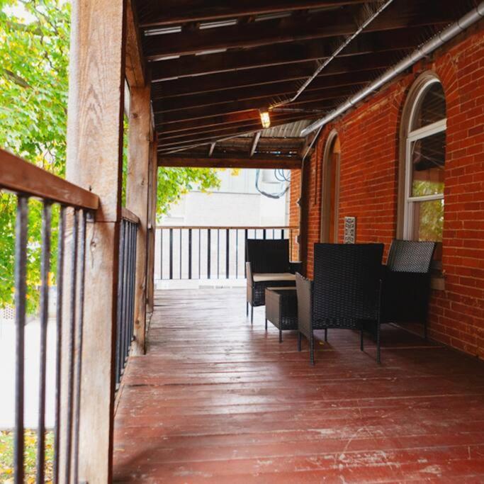 Large Upstairs Flat In Downtown Century Building Διαμέρισμα Μπελβίλ Εξωτερικό φωτογραφία